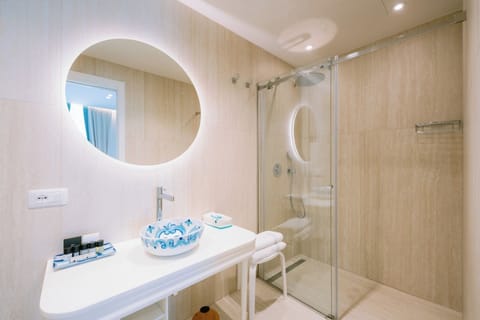 Luxury Suite | Bathroom | Shower, rainfall showerhead, designer toiletries, hair dryer