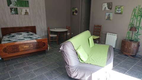 Comfort Double Room (Bambou) | Living area | 50-cm flat-screen TV with digital channels, TV