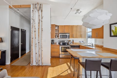 Basic Quadruple Room, Ensuite, Park View (Suite 02: queen partial l) | Private kitchen