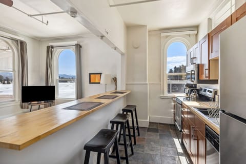 Premium Apartment, Ensuite (Suite 08: deluxe king lak) | Private kitchen