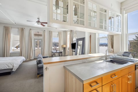 Deluxe Suite, Ensuite, Lake View (Suite 04: deluxe king lak) | Private kitchen