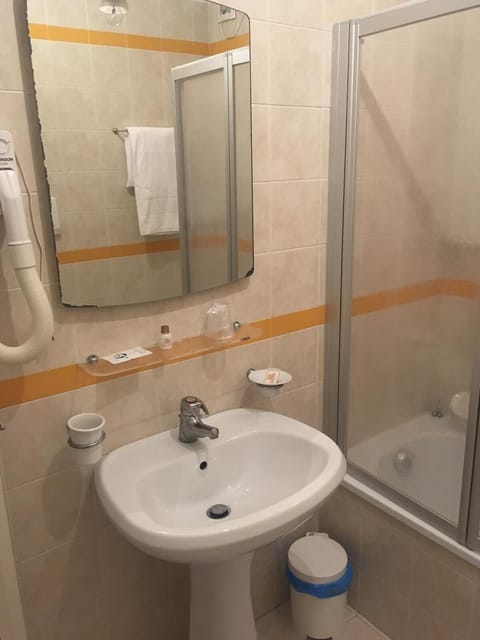 Family Room | Bathroom | Shower, hair dryer, slippers, bidet