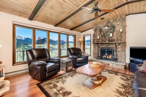House, 3 Bedrooms | Living room | Fireplace, books