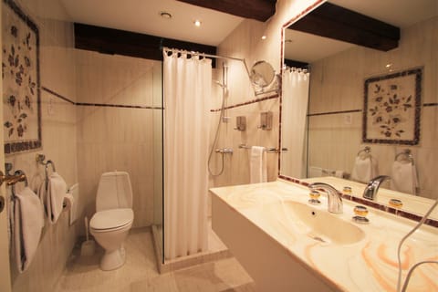 Junior Double Room, 1 Double Bed (Brudeværelse) | Bathroom | Shower, hair dryer, towels