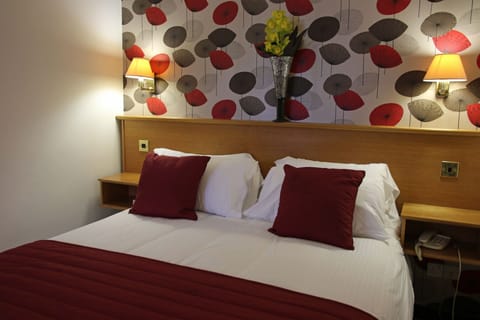 Family Room | Desk, iron/ironing board, travel crib, free WiFi