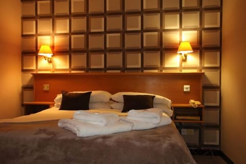 Double Room | Desk, iron/ironing board, travel crib, free WiFi