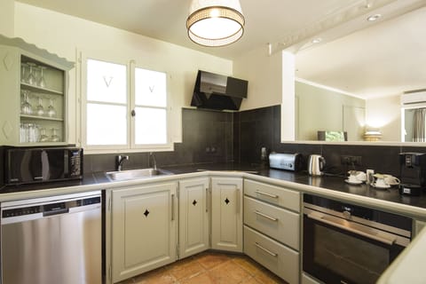 Villa Léoni 3 chambres, piscine chauffée et jardin | Private kitchen | Espresso maker, coffee/tea maker, electric kettle