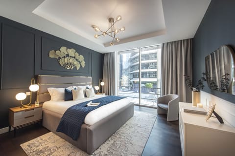Premium Apartment | Egyptian cotton sheets, premium bedding, desk, iron/ironing board
