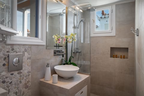 Apartment (Ambassador) | Bathroom | Shower, rainfall showerhead, free toiletries, hair dryer