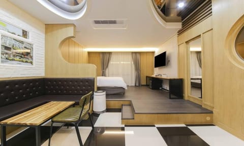 Suite Double Room | Individually decorated, individually furnished, desk, soundproofing