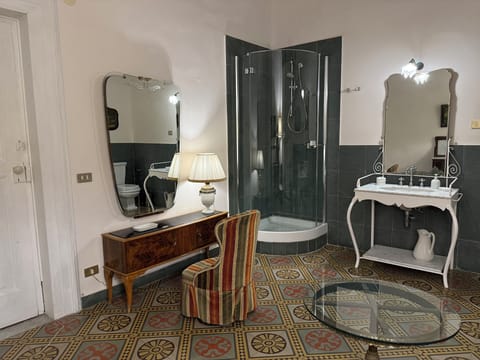 Luxury Suite, Non Smoking | Bathroom | Shower, free toiletries, hair dryer, bidet