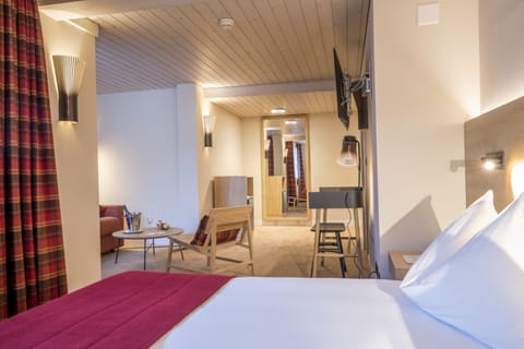 Hypo-allergenic bedding, minibar, in-room safe, individually decorated