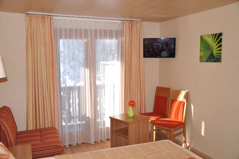 4 bedrooms, hypo-allergenic bedding, blackout drapes, soundproofing