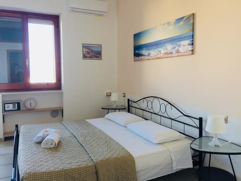 Premium bedding, down comforters, in-room safe, individually decorated