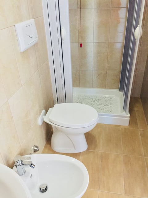Classic Quadruple Room, Multiple Beds, Non Smoking, Sea View | Bathroom | Shower, rainfall showerhead, free toiletries, hair dryer