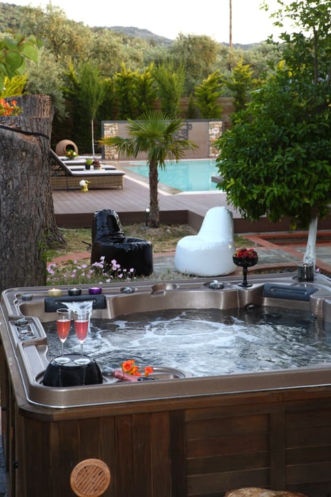 Deluxe Villa | Jetted tub