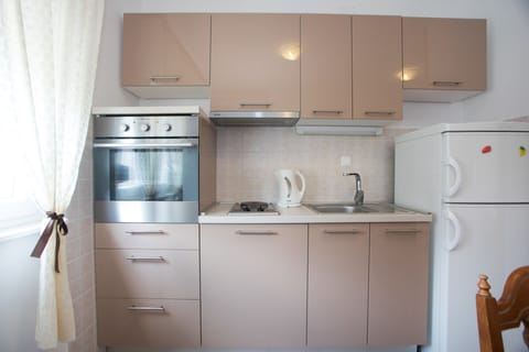 Family Apartment | Private kitchen | Fridge, stovetop, electric kettle, cookware/dishes/utensils