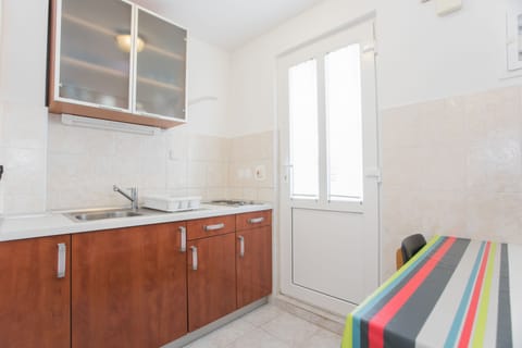 Economy Studio, Courtyard View | Private kitchen | Fridge, stovetop, electric kettle, cookware/dishes/utensils