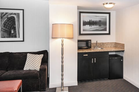 Executive Suite, 1 King Bed with Sofa bed, City View | Premium bedding, down comforters, in-room safe, desk