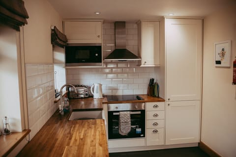 Standard Cottage, Ensuite, Mountain View (Saddleback Cottage) | Private kitchen | Highchair