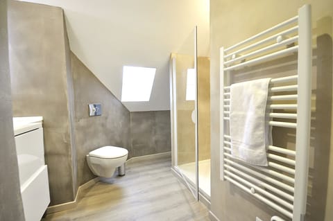 Family Room | Bathroom | Shower, free toiletries, hair dryer, towels