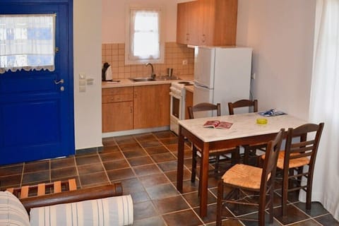 Apartment, 1 Bedroom, Garden View | Private kitchenette | Full-size fridge, microwave, stovetop, coffee/tea maker