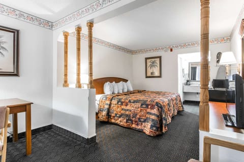 Premium bedding, desk, iron/ironing board, free WiFi