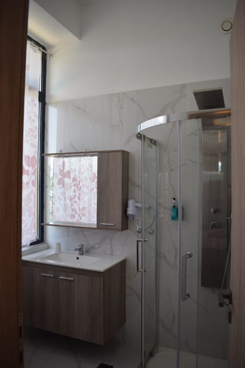 Shower, free toiletries, hair dryer, towels