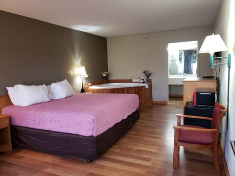 Romantic Single Room, 1 King Bed, Hot Tub, Ground Floor | Premium bedding, individually decorated, individually furnished, desk