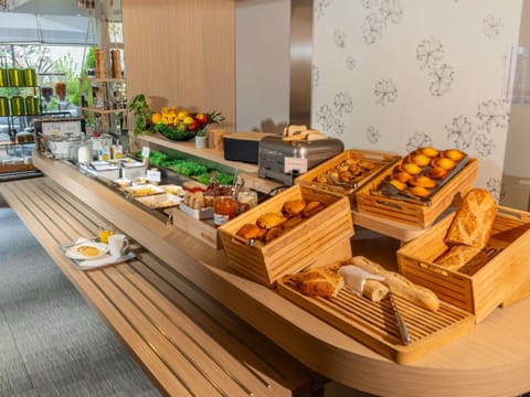 Daily buffet breakfast for a fee
