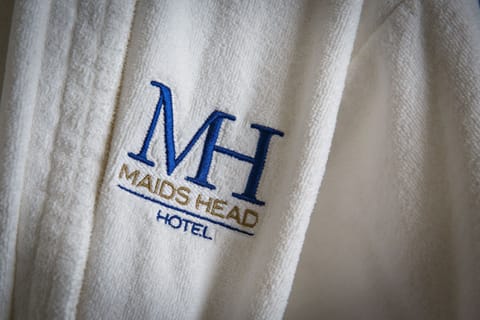 Junior Suite | Bathroom amenities | Combined shower/tub, free toiletries, hair dryer, towels