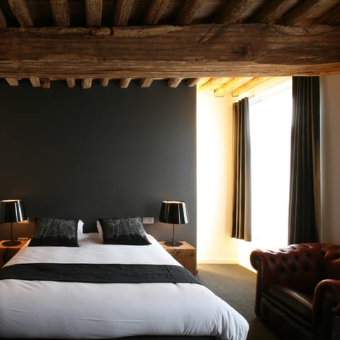 Desk, free cribs/infant beds, free WiFi