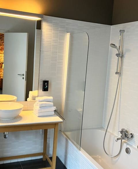 Traditional Double Room | Bathroom | Free toiletries, hair dryer, towels