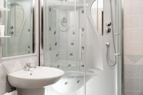Suite | Bathroom | Shower, hair dryer, bathrobes, bidet