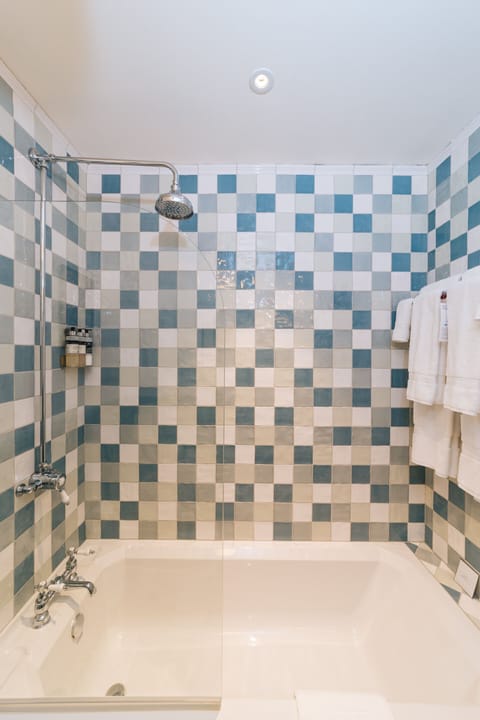 Deep soaking bathtub