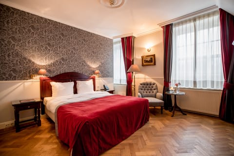 Deluxe Double Room | Minibar, in-room safe, individually decorated, desk