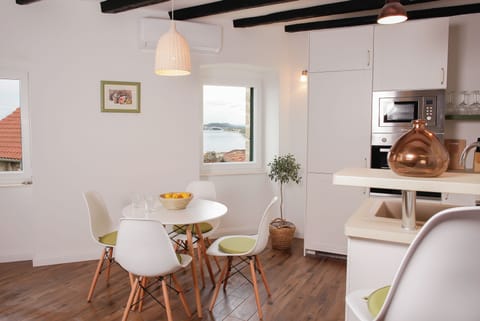 City Apartment, Sea View | In-room dining