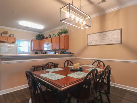 Condo, 2 Bedrooms | Dining