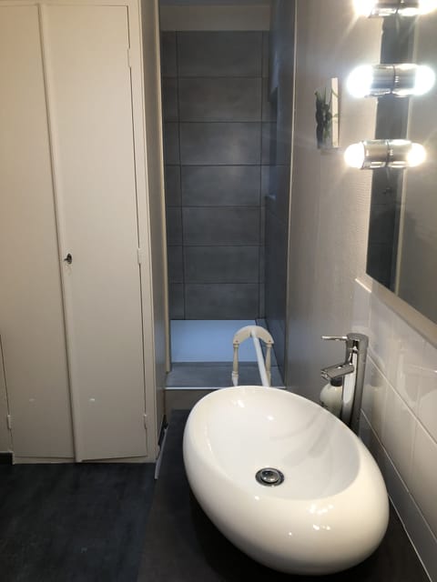 Classic Room (Les Jonquilles) | Bathroom | Shower, free toiletries, hair dryer, towels