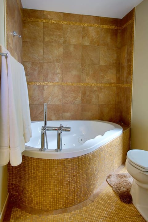 Louisiana Room | Bathroom | Combined shower/tub, bathrobes, slippers, towels