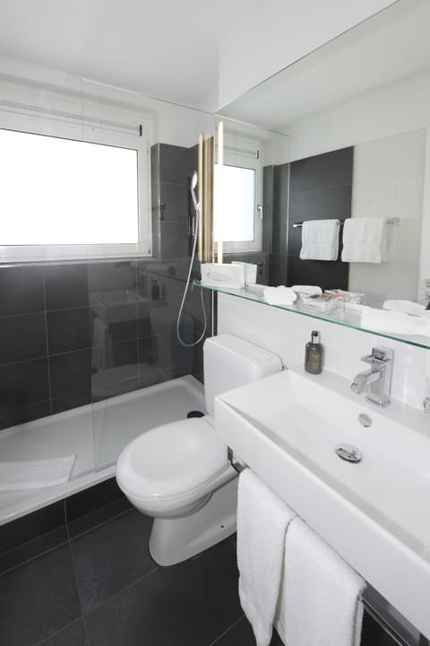 Classic Twin Room, 2 Twin Beds, Non Smoking | Bathroom | Free toiletries, hair dryer, slippers, towels