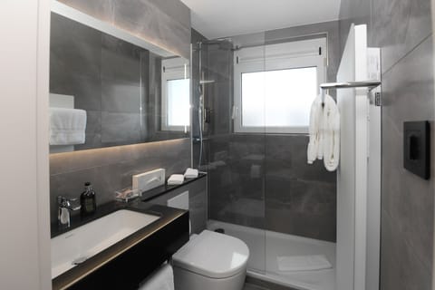 Classic Twin Room, 2 Twin Beds, Non Smoking | Bathroom | Free toiletries, hair dryer, slippers, towels