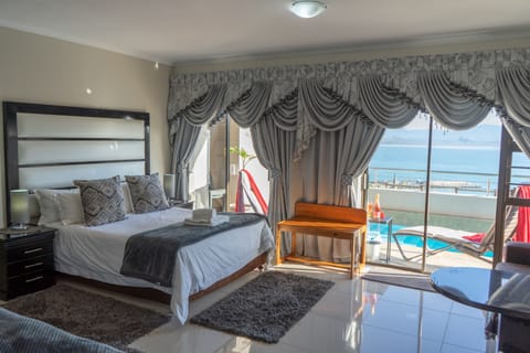 Family room with SelfCatering facilities  | 1 bedroom, premium bedding, in-room safe, individually decorated