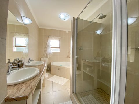 Executive Apartment | Bathroom | Free toiletries, hair dryer, towels, shampoo
