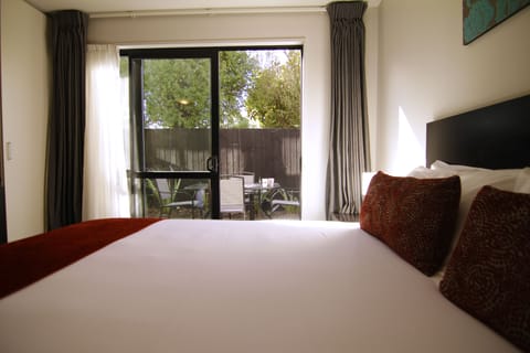 Executive Triple Room | Desk, blackout drapes, soundproofing, iron/ironing board