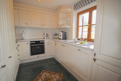 Apartment, 1 Bedroom, Balcony, Mountain View (Chalet Rose) | Private kitchen | Fridge, microwave, oven, stovetop