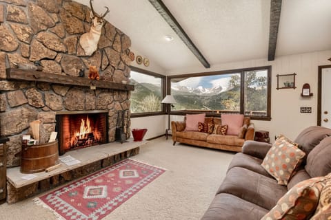 House, 4 Bedrooms | Living area
