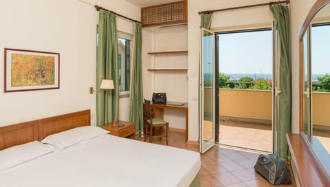 Camera Superior Family Vista Mare | Desk, free WiFi, bed sheets