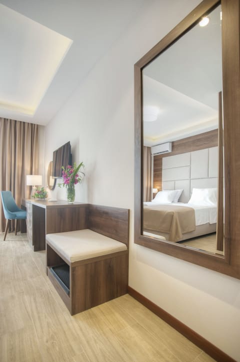 Double Room | Minibar, in-room safe, desk, blackout drapes