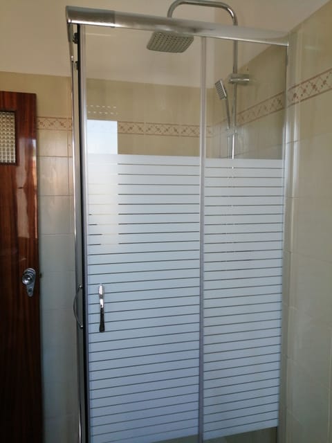 Family Room | Bathroom | Shower, hair dryer, bidet, towels